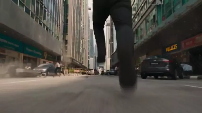 Prévia de Man Escapes City Earthquake Chaos