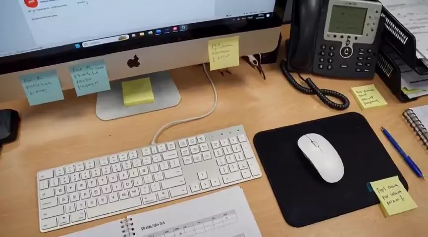 Prévia de Penguin Slides On Ar Office Desk