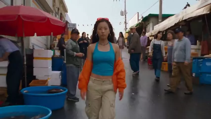 Prévia de Woman Walks Sideways On Minibus